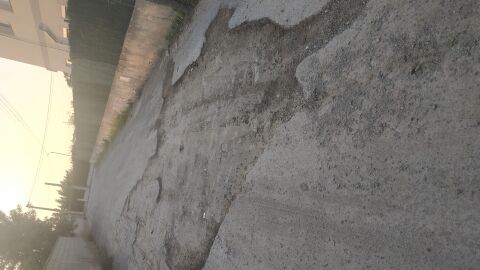 Calle en muy mal estado La calle donde vivo y paso todos los días en coche, está en muy mal estado, con baches enormes y es de difícil tránsito. Los vecinos de mí calle la pasamos muy mal cada vez que tenemos que cruzar la calle. Lugar: Carrer de la vinya, Urbanitzación Manous 2, El Catllar.