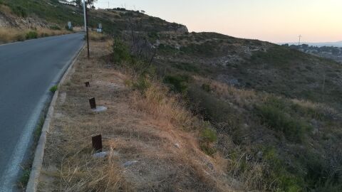 Carretera de subida a cumbres de Calicanto desde Torrent (Valencia) y viceversa, nombrada como Avenida Buenos Aires, correspondiente en tramos al ayuntamiento de Torrent y en otros tramos al ayuntamiento de Chiva. En esta avenida se producen múltiples accidentes cuando el asfalto se encuentra un poco mojado, debido a que las ruedas de los vehículos no se adhieren al asfalto utilizado. Una vez los conductores han perdido el control pueden sufrir dos consecuencias, una (la más "leve") es impactar contra la montaña de la cara interior de dicha avenida. La otra, y más grave (también la más común) es la de caer ladera abajo por el precipicio sin protección que acompaña a la avenida en prácticamente la totalidad de su recorrido. Los ayuntamientos no ponen un quitamiedos a pesar de los múltiples accidentes y de las quejas vecinales. También es un tramo peligroso para los motoristas, debido a que ya hace un tiempo robaron el metal de las vigas que sujetaban carteles publicitarios en algunos tramos de la ladera, dejando trozos de hierro oxidado al descubierto, y suponiendo estos un gravisimo riesgo para motoristas y ciclistas (se ve adjunto en las imágenes).