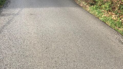 Se trata de la carretera que conecta Viveiro (Lugo) con Playa de Abrela. Teniendo en cuenta que Viveiro se trata de un pueblo altamente turístico y la playa igualmente, además de que alberga uno de los puntos de mayor interés de la zona, Fuciño do porco, cuenta con unas carreteras horribles, en mal estado y muy muy estrechas siendo de doble sentido. Es una vergüenza debido a que habría posibilidad de que no peligraran vidas y hacer la carretera de sentido único sin inversión alguna porque existe otra salida. La carretera como se puede percibir está destrozada, con los bordes rotos y, debido a que es muy estrecha para ser de doble sentido, si se encuentran dos coches uno debe tirarse fuera de la carretera. De un lado hay un precipicio y del otro debes apartarte de la carretera para que pase el otro coche, pero como está en mal estado se suelen romper las ruedas de los coches. Por otra parte, transitan habitualmente peatones, de hecho yo transito, e imagínense por esas carreteras dos coches y peatones. Es una carretera que no tiene señal de velocidad, por lo tanto se entiende que está a 50, una vergüenza. Por último, las raíces de los árboles están destrozando las carreteras por abajo, arrancando el asfalto y produciendo bultos enormes en las carreteras en ciertas zonas. 