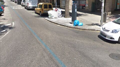 Falta de un paso para peatones En la calle 2 Meléndez Valdés, Chamberí, Madrid hay una intersección en la cuál una de las vías se delimita a uno solo carril, este carril es el único que no tiene un paso de peatones habilitado, lo cuál hace que si un peaton quiere seguir caminando de frente, se ve obligado a cruzar 3 pasos de cebra para continuar por la acera en la que se encontraba. Muchos de estos peatones no están dispuestos ha realizar ese recorrido por lo cuál se arriesgan cruzando la calzada para continuar su camino, esto provoca que muchos vehículos que continuen o giren por esa vía se vean obligados a frenar, esto genera sustos y discusiones constantes entre conductores y peatones