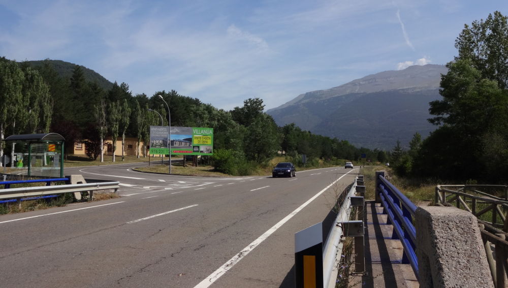 La urbanizaci&oacute;n Santiago cuenta con una incorporaci&oacute;n directa desde la carretera nacional 330 en el p. k. 656,70 direcci&oacute;n Somport en el t&eacute;rmino de Villan&uacute;a (Huesca). Este acceso es muy peligroso al tratarse de una v&iacute;a que soporta una alta densidad de tr&aacute;fico en ambos sentidos. De hecho, en este punto ya se han producido accidentes en los que ha habido v&iacute;ctimas de diversa consideraci&oacute;n. Tambi&eacute;n ha habido v&iacute;ctimas mortales. La detenci&oacute;n en mitad de la v&iacute;a para poder realizar el giro a la ...