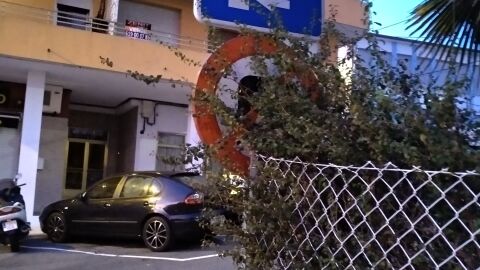 Señal de giro a la derecha prohibido invisible Al acceder a este cruce sitiuado en la calle Poetas Galegos (Sanxenxo Pontevedra) los conductores solo advierten la señal de parking puesto que la señal de prohibido girar hacia la derecha está tapada por arbustos,por lo cual,hacen este giro prohibido metiéndose por dirección prohibida y creando una situación de peligro de colisión que ignoran. Comentar que las posibles soluciones pueden ser,1 mover un poco la señal o cambiar la señal de prohibido girar a la derecha por una señal azul de sentido obligatorio. Les agradezco mucho su atención y colaboración prestada con esta plataforma.