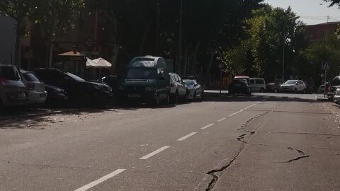 Estas grietas son muy peligrosas para la circulación en bicicleta, y el consiguiente peligro de atropello posterior por un vehículo mayor. Se asfaltan calles principales como Antonio López donde está el centro comercial plaza río pero no está calle estando a tan solo 100 metros más arriba justo entre la parada del metro y el campo de fútbol del Moscardó. También se asfaltan calles en Aravaca pegadas a la valla de la casa de campo por donde no hay trafico y la calle Mirasierra lleva más de 10 años sin asfaltar y con las mismas grietas