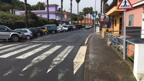 Ausencia de señal de Paso de Peatones S-13, en su lugar han ubicado una de Peligro Paso de Peatones. La de peligro debe indicarse en travesía urbana 50 metros antes y en el paso de peatones debe ser una señal S-13 Calle “Real Orotava” n°40 municipio de El Sauzal (Tenerife)