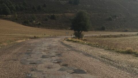 Arreglo carretera CM2107 El deficiente estado del firme en el que se encuentra la carretera CM 2107 en el tramo de los municipios de Anquela del Ducado y Milmarcos que ha ocasionado varios accidentes y salidas de vía