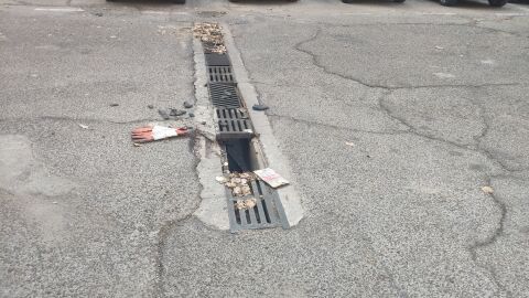 En la calle pico de la pinareja, en Madrid, hay una canalización con la rejilla caída que ha dejado un agujero donde los coches pueden meter una rueda y tener un accidente.