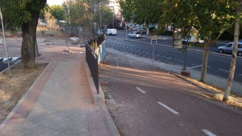 Carril-Bici Peligroso En la realización de mejoras en la calle Durazno de Madrid: carril-bici, calle, acera, han conseguido aumentar la peligrosidad de la zona. No dejando ningún paso de peatones, siendo está una zona escolar. Un un trazado de carril-bici ya de por sí peligroso antes de estás obras.