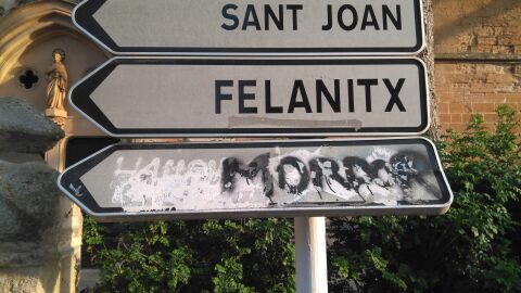 Como se puede comprobar, ésta señal de dirección hacia Palma, no es visible y esta completamente deteriorada por pintadas vandálicas, desde más de una década y sin que las autoridades competentes hayan tomado cartas en el asunto. Esta ubicada en C/ de n' Ordines de Petra enfrente de la Iglesia Parroquial.