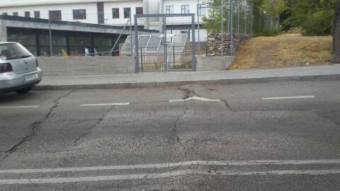Firme deteriorado en zona reservada para el aparcamiento en la Av. del Campo de Calatrava, 1 de Madrid. los coches pueden llegar a golpear en el carter y los usuarios puede torcerse un tobillo debido al abombamiento. 