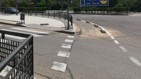 Si vas a pasar el cruce con bicicleta por el carril bici, el semáforo no tiene visibilidad alguna. Para si ver si está abierto es necesario bajarse de la bicicleta, rodear la valla que hay entre el carril bici y la acera y desde ahí ver si está abierto el semáforo o no. Este semáforo está ubicado en la Avenida Salamanca, en la interseccion con P. Act. las Raposas 1 (en Valladolid). 