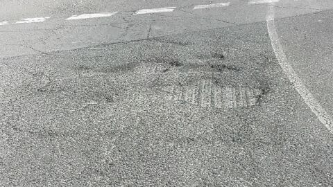 Entrada y salida de Salamanca desde A50 cuando vienes de Madrid o sales hacia la capital. Lamentable el estado de la vía teniendo que esquivar los baches varios cientos de metros están así...... 