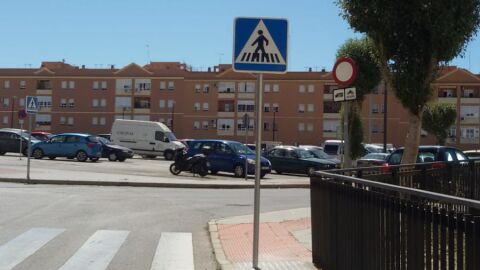 Esta señal está situada impidiendo el paso y haciendo que personas en silla de ruedas o carritos de bebés tengan que pasar por la carretera. Está en San Fernando (Cádiz) Calle Matrona Ana Mariscal, en el cruce con calle Montigny 