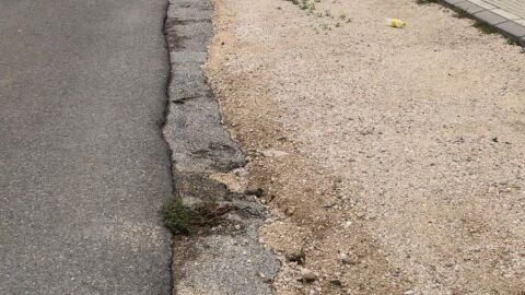 Cerca del Camping internacional La Marina (Elche) en la provincia de Alicante, en la calle los Pesqueres (Elche) o Palangre (Guardamar del Segura) media calzada se encuentra sin asfaltar. Concretamente la mitad que corresponde a Guardamar. Llevamos asi años. Tras muchas quejas al Ayuntamiento echaron un poco de grava que cada vez que llueve se la lleva el agua siendo peligrosa la circulación. Es urgente el asfaltado de esta calzada por el bien de todos