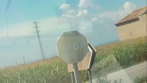 DE LEJOS NO SE APRECIA QUANDO TERMINA EL CAMINO. DE LEJOS LA SENYAL PARECE UNA MANCHA BLANCA. ES PELIGROSSO POR QUE AL FINAL DEL CAMINO ESTA LA CARRETERA. ES EN GOLMES, LLEIDA, C/ COMETA. 