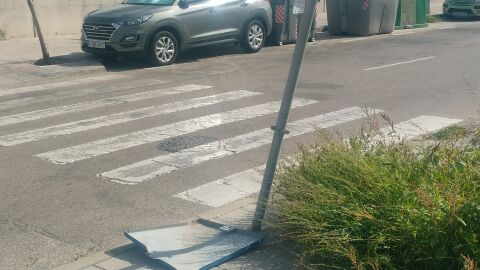 Calle urbanización mirador de la bahía, justo detrás del centro comercial Puerta Europa en Algeciras,Cadiz, con muchísimo paso de personas esta señal justo delante de la entrada del centro comercial,la tiró un vehículo hace mas de dos meses y nadie la vuelve a colocar en su sitio.