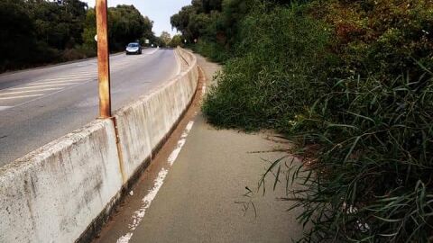 El carril bici entre arenillas y sotogrande esta abandonado totalmente y es un peligro circular por el. En san roque,Cadiz. Ya son varias las quejas pero nadie actúa.