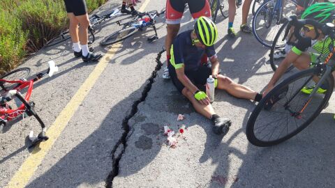 La carretera de servicio desde torre melgarejo a jedula está total mente agrietada con peligro para los ciclistas. Dicha carretera es la A-382 a la altura del kilómetro 12 de la misma via
