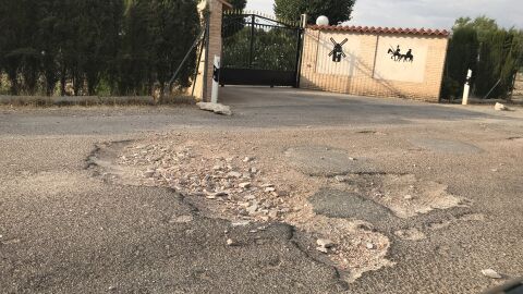 El camino que comunica la N-401 y CM-412, donde hay una Granja Escuela a donde van autobuses escolares y por donde circulan numerosos vehículos, se encuentra en un estado lamentable y presenta numerosos y profundos socavones que hacen peligrosa la circulación por esta vía.