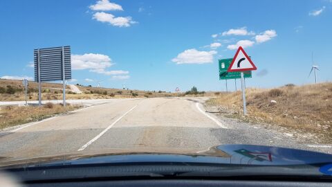 Buenas tardes, Os escribo para buscar una solución para la SG-145. Decir que esta vía está en mal estado, es poco decir. Lleva años estando así, y la administración no hace nada al respecto. Entre otras cosas, es la vía de acceso a nuestro pueblo, Cantalojas, que tiene el Hayedo de Tejera Negra, patrimonio de la humanidad. Es deplorable que esté tan mal la carretera y nunca se haga nada para mejorar su situación. A ver si con vuestra ayuda, podemos hacer reaccionar a alguien y que la reasfalten en condiciones de una vez. Os adjunto la foto del cambio de la carretera donde empieza Guadalajara y acaba Segovia : es todo un poema. Hacerlo en coche es casi una experiencia religiosa (cambio entre la SG-145 a la CM-110). La CM-1006 da para otra denuncia, aunque está menos transitada que la SG-145. Perdón por escribir tanto, pero la situación lo merece. Muchas gracias, y un saludo, Diana