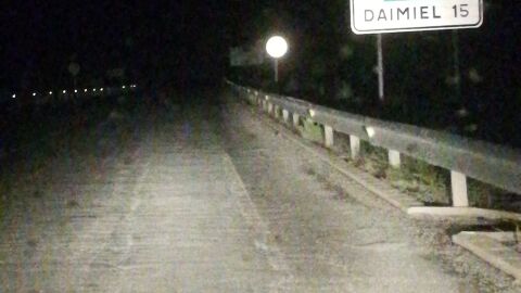 La carretera de daimiel y bolaños no existe mantenimiento hace más de 10 años y después de haber tenido escritos para la junta, diputación y pueblos, a día de hoy hacen pasotismo y desde el kilómetro 15 hacia el 10 esta echo un peligro con baches, chinatazos y deterioro del sistema de suspensión de vehículos de todo tipo y con ésto no se Dan cuenta de que nos vamos a salir por un reventón , esquivar camiones por tirar piedras sueltas y la poca visibilidad de la pintura. Cm 4107 y cm4107a 