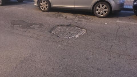 Esta llena de agujeros, baches y grietas a lo largo de toda la calle