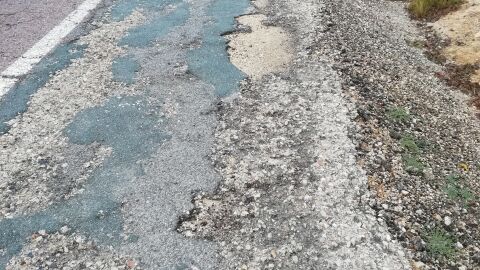 Hola quería denunciar la situación de esta carretera, lleva así años y años, esta totalmente impractible, los ciclistas no podemos ir por el arcén debido a el estado en el que se encuentra!! Es una auténtica vergüenza, lo peor es que la arreglaran cuando nos pase una desgracia alguno!!! Muchas gracias por esta iniciativa!! 