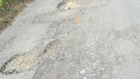 El camino acceso a la urbanización pedrissetes 2 ubicado en onda, Castellón, lleva varios años en mal estado en varios puntos, para arreglar los parches ponen gravilla, que dura poco claramente. 