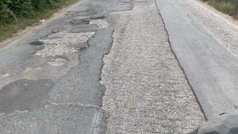 Polígono Industrial Carretera de Palafolls a Tordera Polígono Industrial de Inditex Cada dia pasan cientos de personas para ir a trabajar, y este es el estado de la carretera. Coches, motos, autobuses, bicicletas y hasta algún camión.