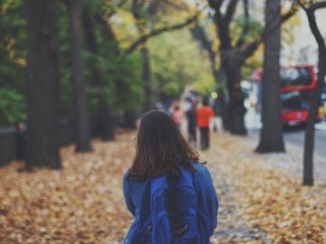 Niña caminando a la escuela