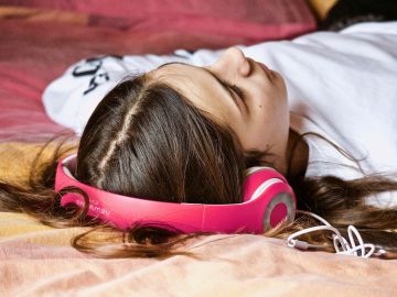 Adolescente escuchando música