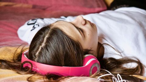 Adolescente escuchando m&uacute;sica