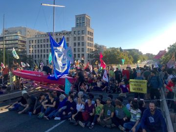 Activistas cortan la Castellana