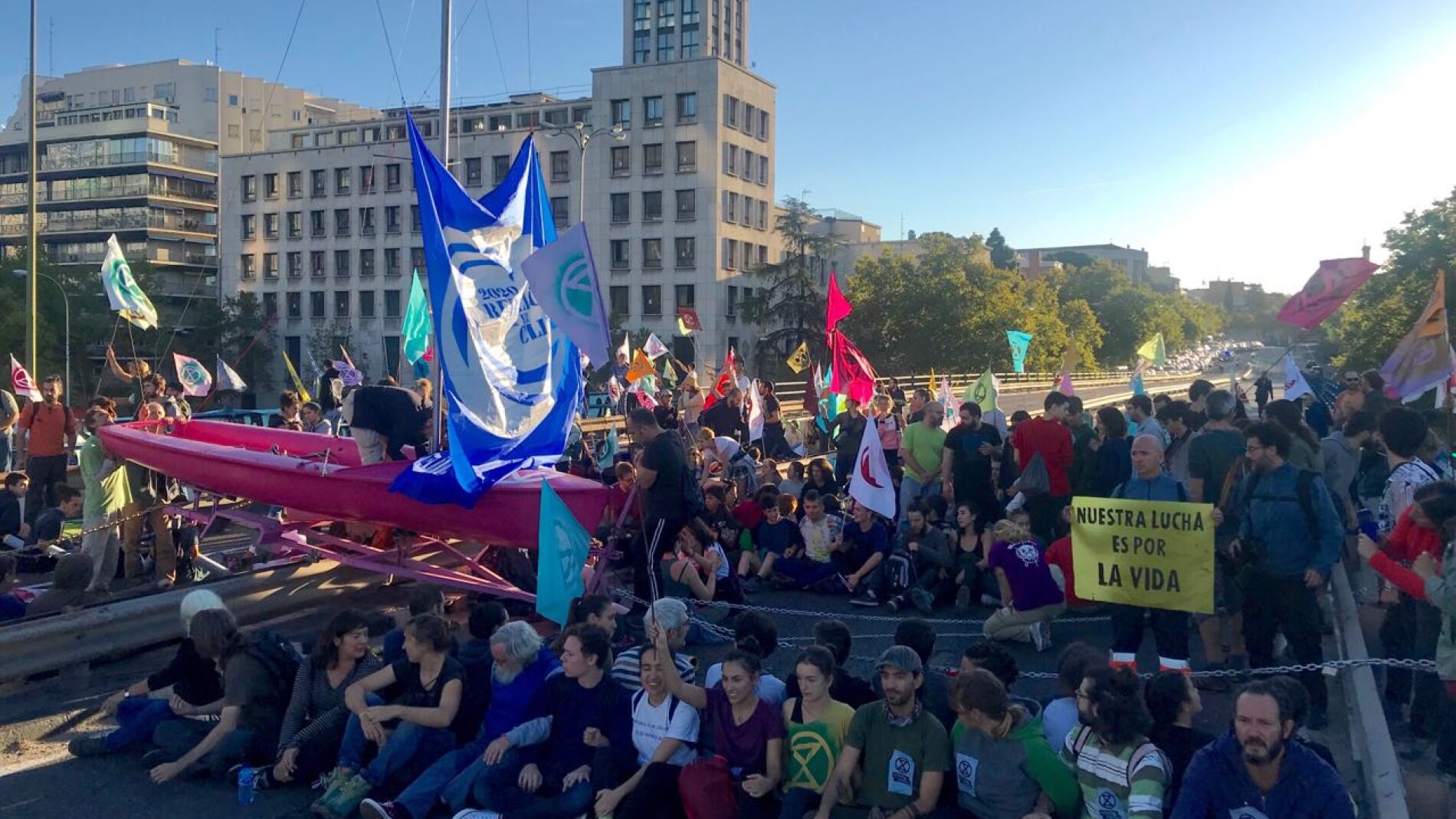 Activistas cortan la Castellana