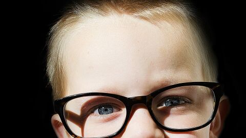 Niño con gafas Niño con gafas