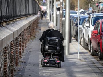 mujer en silla de ruedas mujer en silla de ruedas