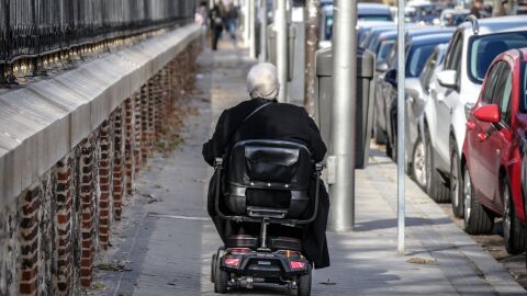 mujer en silla de ruedas