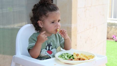 Niña comiendo Niña comiendo