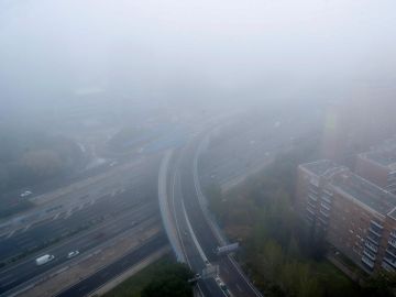 Vista del manto de niebla que cubr&iacute;a el norte de la M-30 de Madrid este martes
