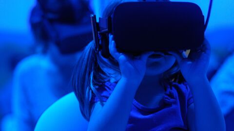 Una niña con unas gafas de realidad virtual.