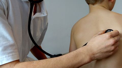 Pediatra con fonendoscopio