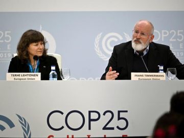 El vicepresidente ejecutivo de la Comisión Europea, Frans Timmermans y la asesora medioambiental Terhi Lehtonen 