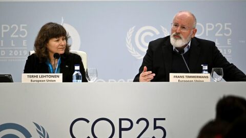 El vicepresidente ejecutivo de la Comisi&oacute;n Europea, Frans Timmermans y la asesora medioambiental Terhi Lehtonen 