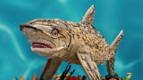 Tibur&oacute;n hecho de residuos pl&aacute;sticos del mar por la ogranizaci&oacute;n Washed Ashore