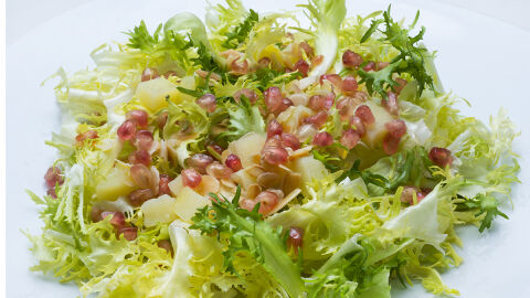 Ensalada de escarola, patata y almendras