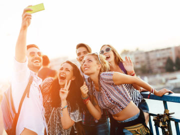 Cada español nos hemos hecho de media 700 selfies en el 2019