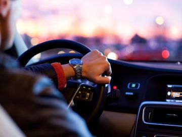 Imagen de archivo de un hombre al volante Imagen de archivo de un hombre al volante