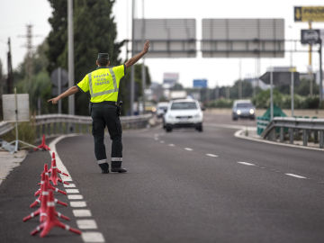 Guardia Civil en un control de Tráfico Guardia Civil en un control de Tráfico