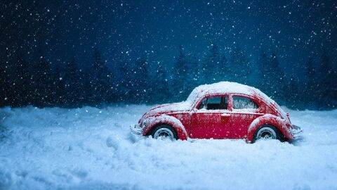 Un coche bajo la nieve