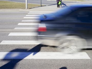 Coche en paso de peatones