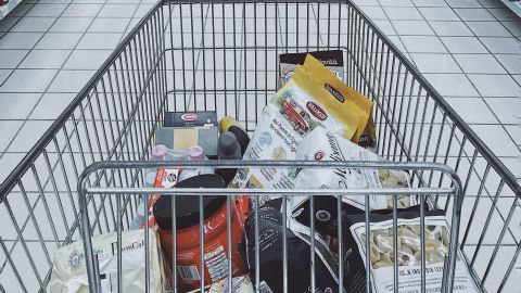 Carro de la compra en supermercado Carro de la compra en supermercado